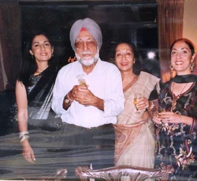 तवलीन सिंह अपनी बहनों और अपने पिता के साथ