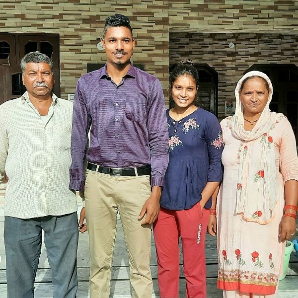 निषाद कुमार अपने माता-पिता और बहन के साथ