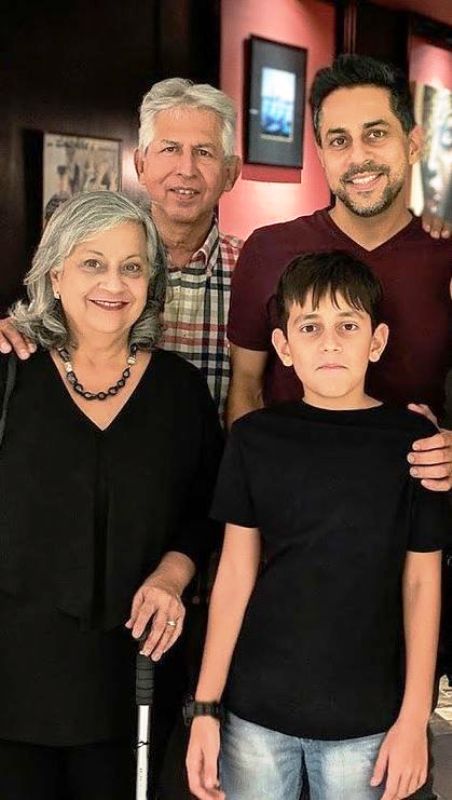 विशन लखियानी अपने माता-पिता और बेटे के साथ