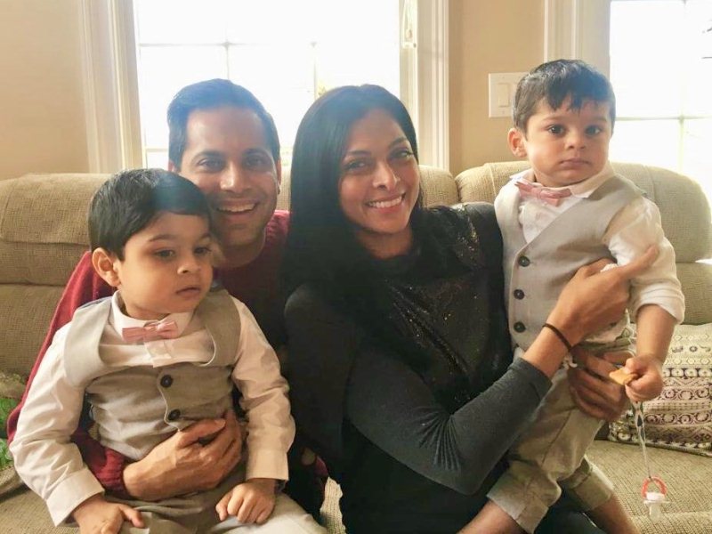 नीना मैनुअल अपने पति और उनके दो बच्चों के साथ