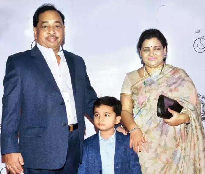नारायण राणे अपनी पत्नी और पोते के साथ