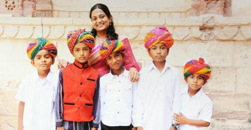 बचाए गए बच्चों के साथ डॉ. कृति भारती
