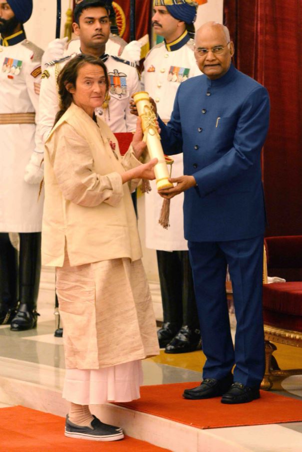 राष्ट्रपति राम नाथ कोविंद से पद्म श्री प्राप्त करते हुए फ्रेडरिक इरिना ब्रूनिंग