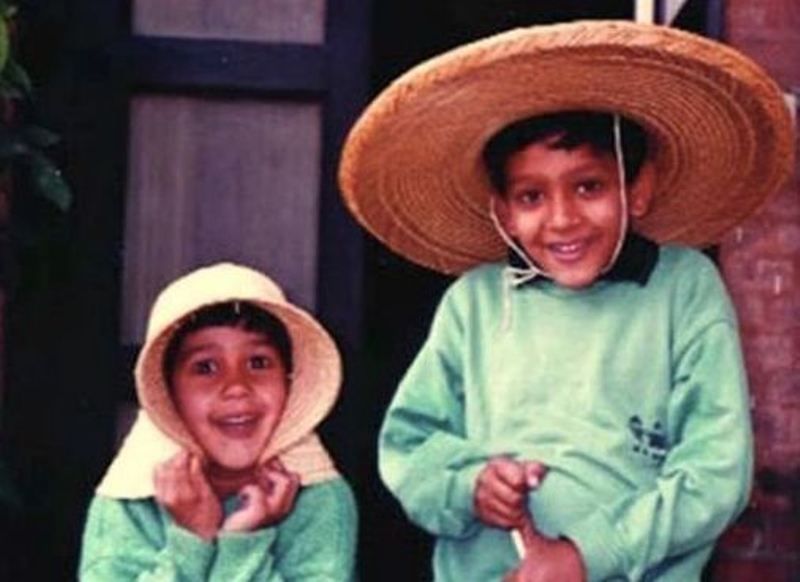 अपने बड़े भाई के साथ मीरा सेठी (बाएं) की बचपन की तस्वीर