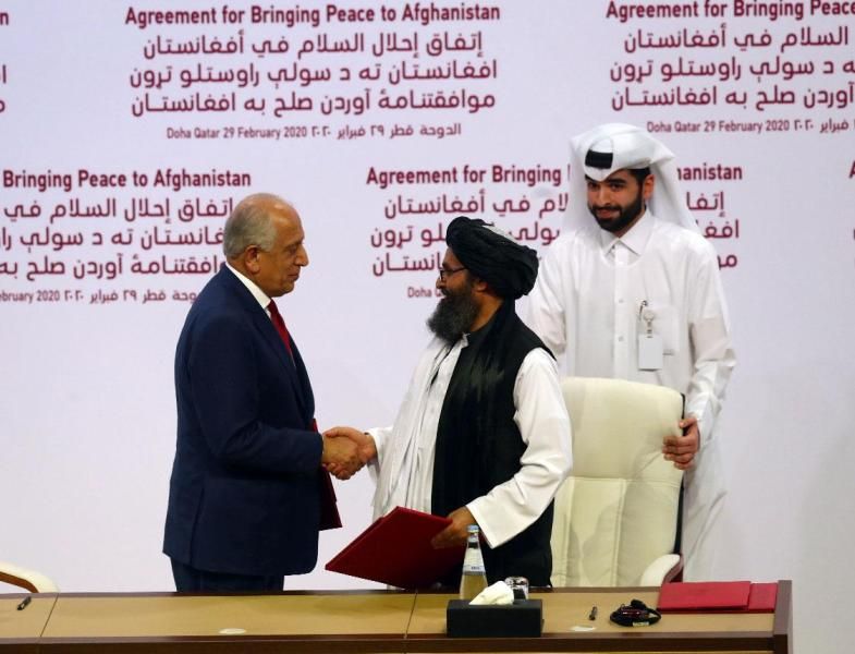 29 फरवरी, 2020 को दोहा, कतर में अफगानिस्तान में शांति लाने के लिए अमेरिकी प्रतिनिधि ज़ल्मय खलीलज़ाद (बाएं) और बरादर (दाएं) ने समझौते पर हस्ताक्षर किए।