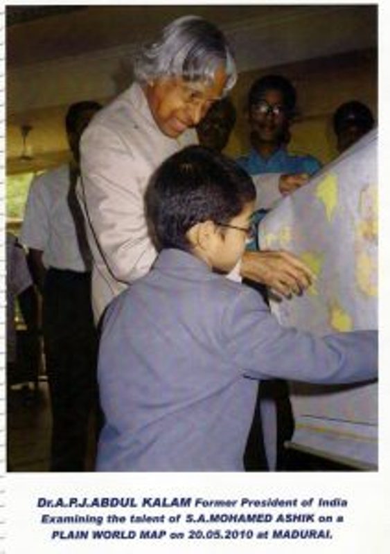 डॉ एपीजे अब्दुल कलाम, भारत के पूर्व राष्ट्रपति, 2010 में एसए मोहम्मद आशिक की प्रतिभा का परीक्षण
