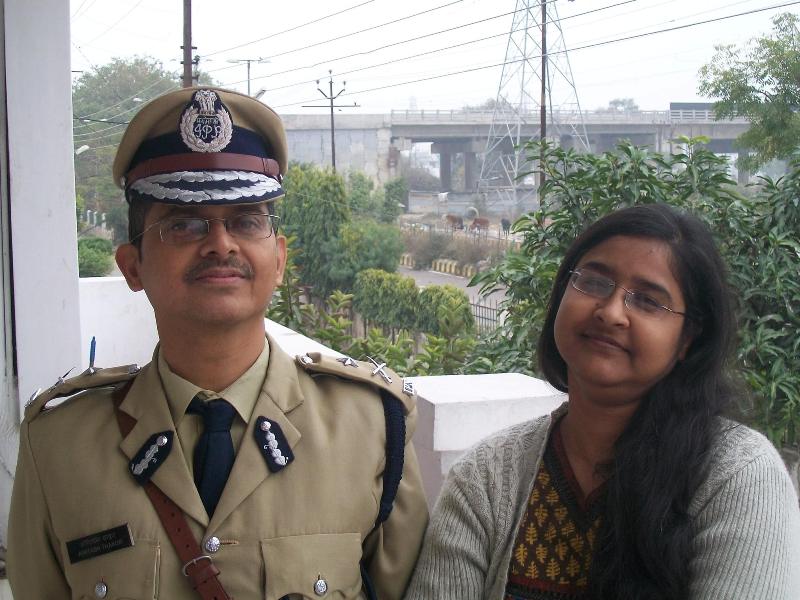अमिताभ ठाकुर अपनी पत्नी के साथ
