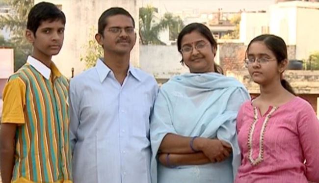 अमिताभ ठाकुर अपनी पत्नी और बच्चों के साथ