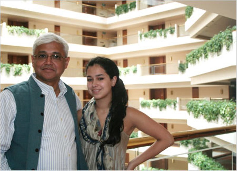 मुंबई के द ओबेरॉय में अपनी बेटी लीला के साथ अमिताभ घोष