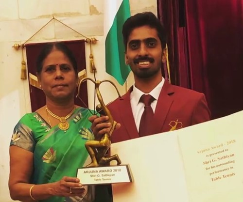 2018 में अर्जुन पुरस्कार प्राप्त करने के बाद अपनी मां के साथ साथियान ज्ञानसेकरन