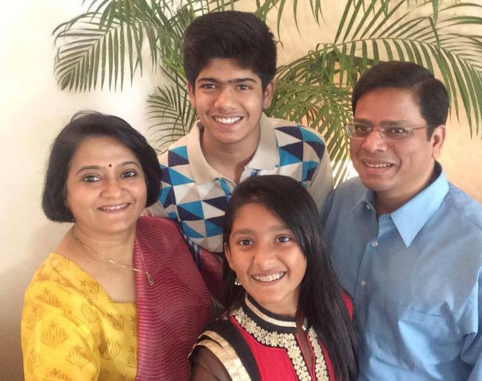 राकेश वर्मा अपनी पत्नी और बच्चों के साथ