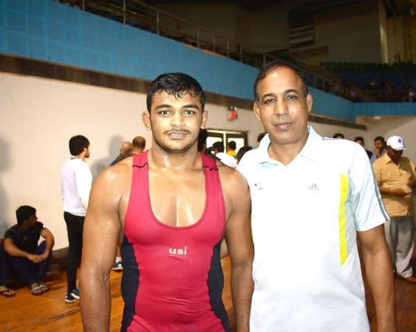 दीपक पुनिया अपने कोच वीरेंद्र कुमार के साथ