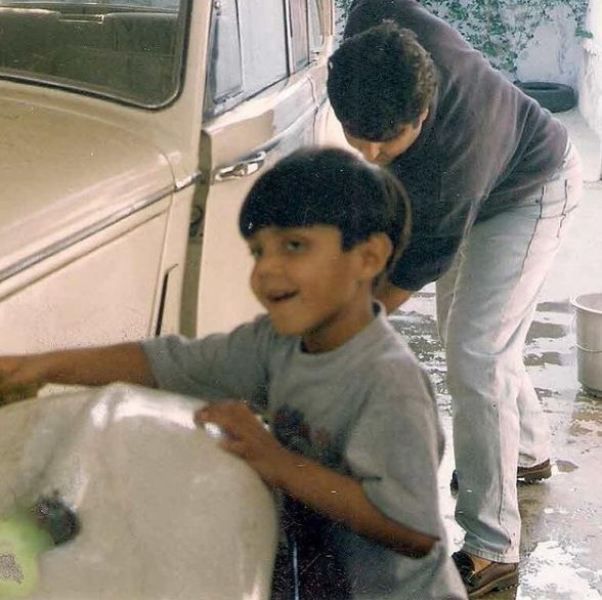 अहसान मोहसिन इकराम अपने पिता की कार साफ करने में मदद कर रहे हैं