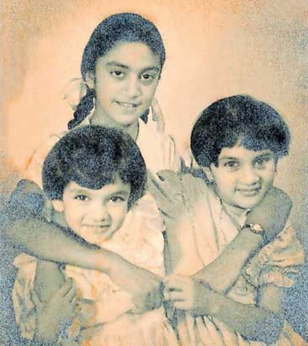 अपनी बहनों राधिका और जूनी के साथ बृंदा की एक पुरानी तस्वीर।