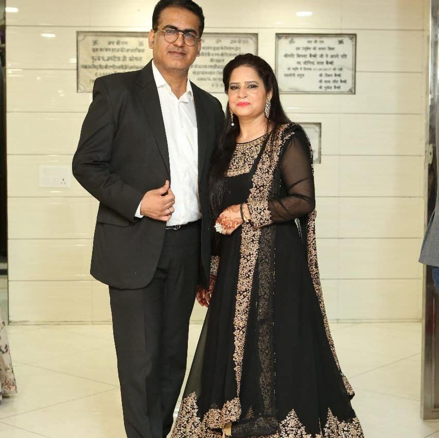 डॉ हेमंत कालरा अपनी पत्नी के साथ