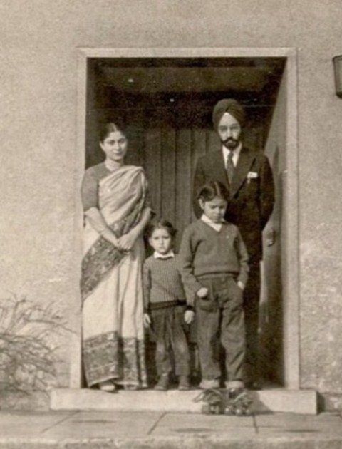 एक पुरानी तस्वीर हरदीप सिंह पुरी अपने परिवार के साथ