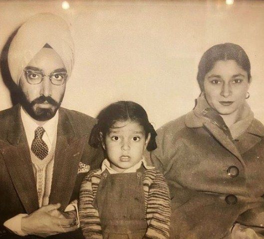 अपने माता-पिता के साथ हरदीप सिंह पुरी की बचपन की एक तस्वीर।