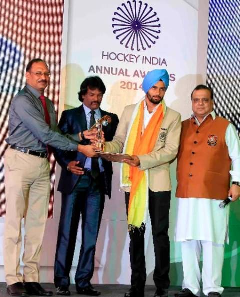 सिमरनजीत सिंह अपना वार्षिक हॉकी इंडिया पुरस्कार प्राप्त करते हुए