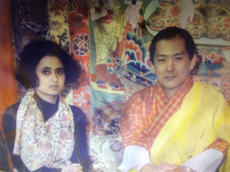 सागरिका घोष भूटान के पूर्व राजा महामहिम जिग्मे सिंग्ये के साथ