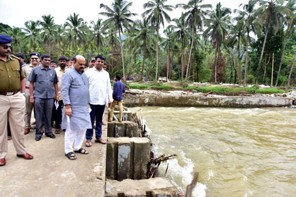 उडुपी जिले के पास एक छोटे से बांध का निरीक्षण करते बसवराज बोम्मई