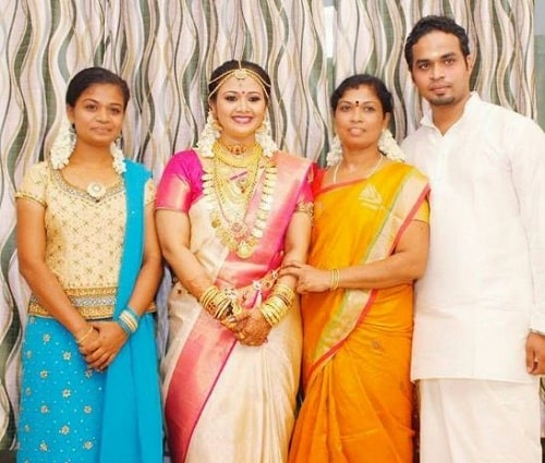 सरन्या शसी अपनी बहन, मां और भाई के साथ