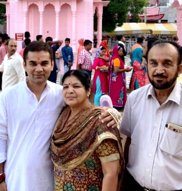 अजय पाल शर्मा अपने माता-पिता के साथ