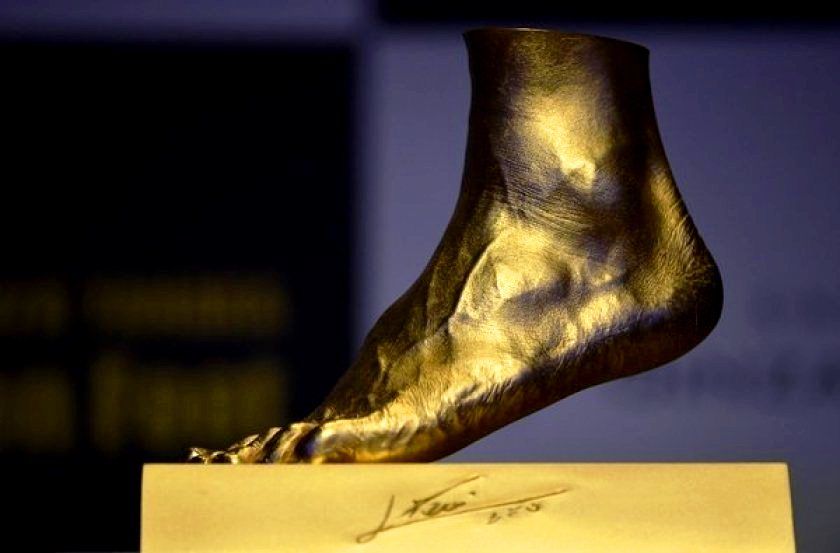 लियोनेल मेस्सी के पैर की सोने की प्रतिकृति जिसके नीचे उनके हस्ताक्षर हैं