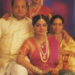 श्रीदेवी (सेंटर फॉर सिटिंग) अपने माता-पिता और बहन लता के साथ