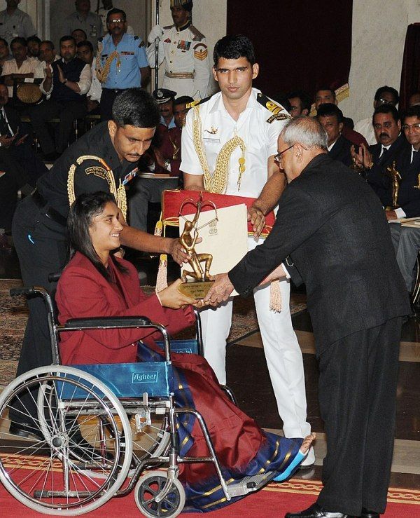 श्री प्रणब मुखर्जी नई दिल्ली में राष्ट्रपति भवन में एक शानदार समारोह में कुश्ती के लिए विनेश को वर्ष 2016 का अर्जुन पुरस्कार प्रदान करते हुए।