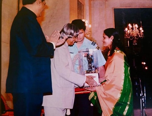डॉ एपीजे अब्दुल कलामी से अर्जुन पुरस्कार प्राप्त करते शरत कमल की मां