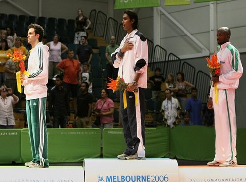 2006 के राष्ट्रमंडल खेलों में स्वर्ण पदक जीतने के बाद शरथ कमल (बीच में)