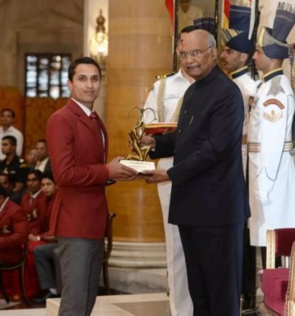फौआद मिर्जा भारत के राष्ट्रपति से अर्जुन पुरस्कार प्राप्त करते हुए