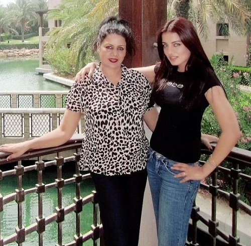 सेलिना जेटली अपनी मां के साथ