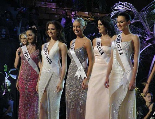 मिस यूनिवर्स 2001 प्रतियोगिता में सेलिना जेटली