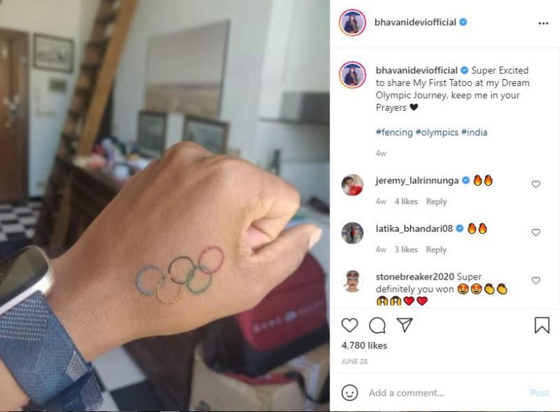 भवानी देवी ने अपना टैटू दिखाते हुए जिसे उन्होंने टोक्यो ओलंपिक से पहले अपने बाएं हाथ पर उकेरा था