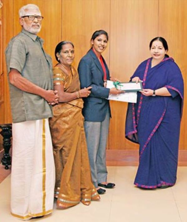 तमिलनाडु की पूर्व मुख्यमंत्री जे जयललिता भवानी देवी और उनके माता-पिता के साथ सम्मान प्राप्त करती हैं