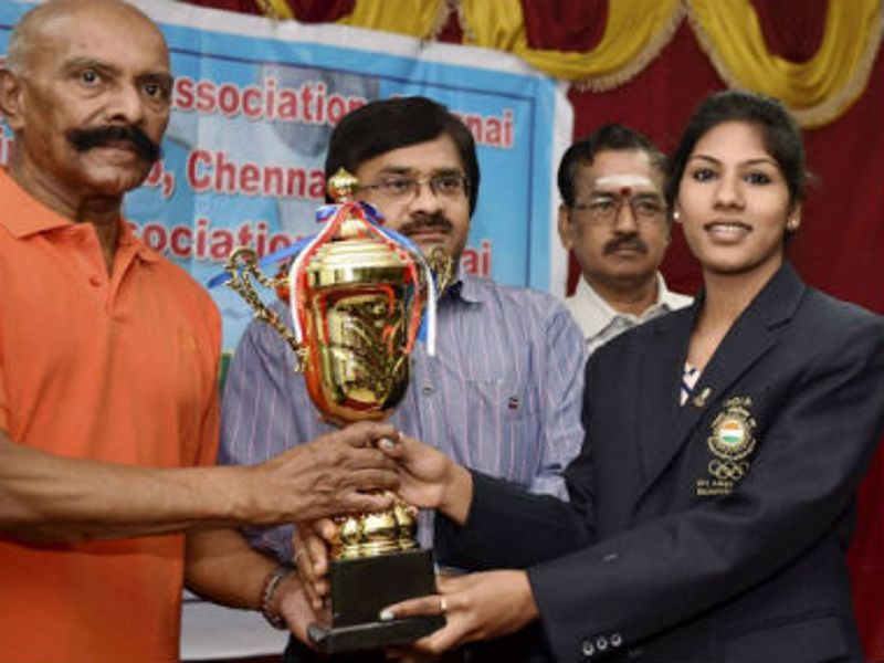 2017 में स्वर्ण पदक जीतने के बाद ट्रॉफी प्राप्त करते हुए भारतीय फ़ेंसर सीए भवानी देवी