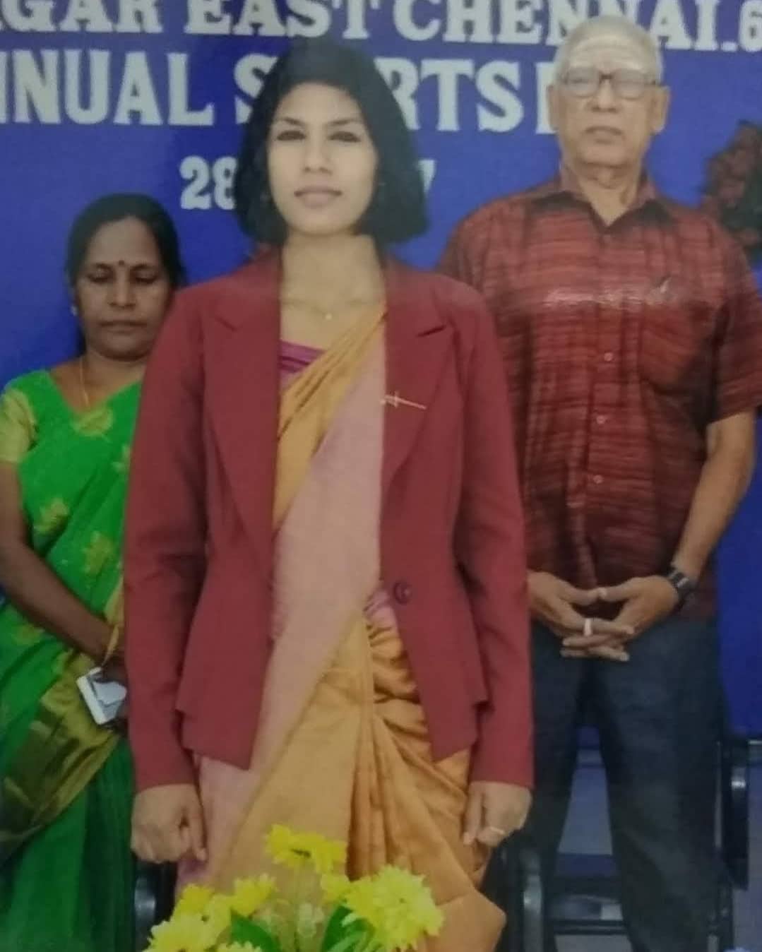 वल्लिअम्मल कॉलेज में अपने माता-पिता के साथ अतिथि वक्ता के रूप में पोज देते हुए भवानी देवी