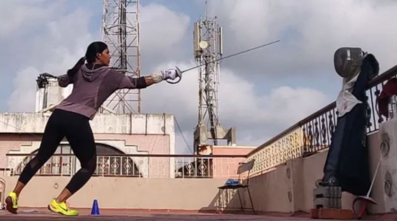 2020 में राष्ट्रव्यापी कोरोनावायरस महामारी लॉकडाउन के दौरान भवानी देवी अपने घर की छत पर प्रशिक्षण लेती हैं
