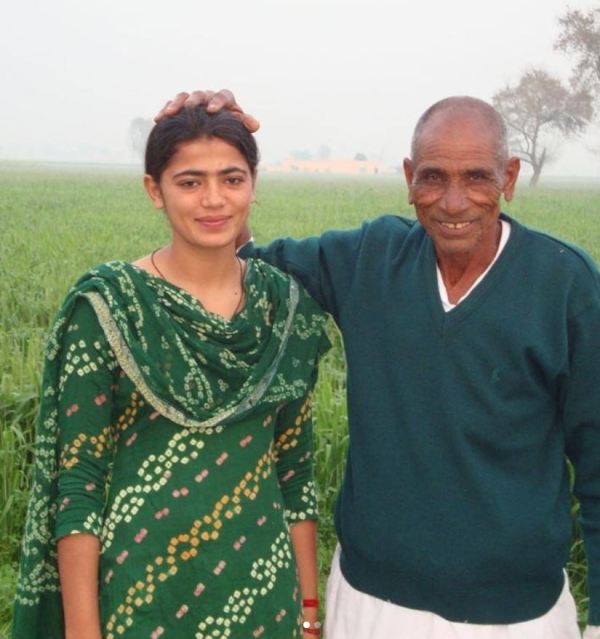 सविता अपने दादा के साथ