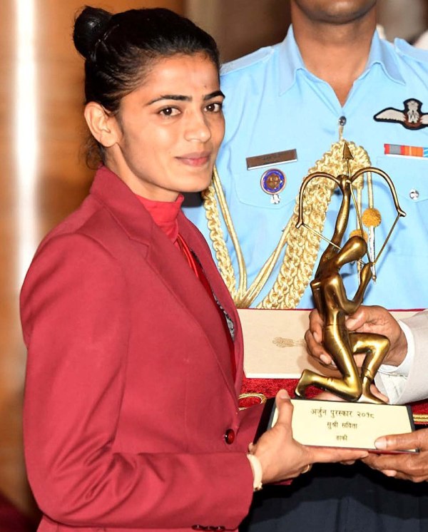 सविता पुनिया 2018 में हॉकी के लिए अर्जुन पुरस्कार प्राप्त करते हुए