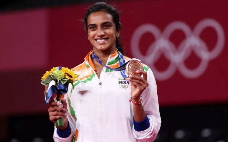 पीवी सिंधु 2020 टोक्यो ओलंपिक में अपना कांस्य पदक दिखाती हैं
