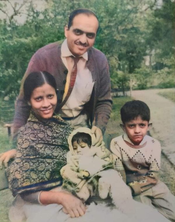 गौतम बेनेगल अपने माता-पिता और बड़े भाई के साथ