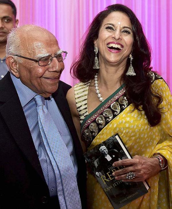 शोभा डे के साथ वकील राम जेठमलानी अपनी किताब द रिबेल के लॉन्च के मौके पर