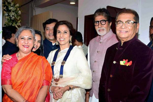 दिलीप डे अपनी पत्नी शोभा डे और बॉलीवुड अभिनेता अमिताभ बच्चन और जया बच्चन के साथ मुंबई में एक कार्यक्रम में
