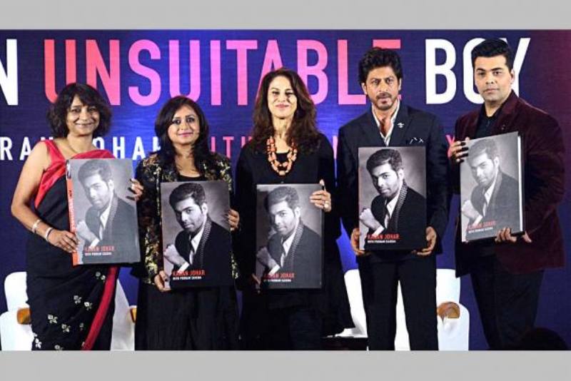 पुस्तक लॉन्च के दौरान बॉलीवुड अभिनेता शाहरुख खान, फिल्म निर्माता करण जौहर, स्तंभकार शोभा डे और अन्य 
