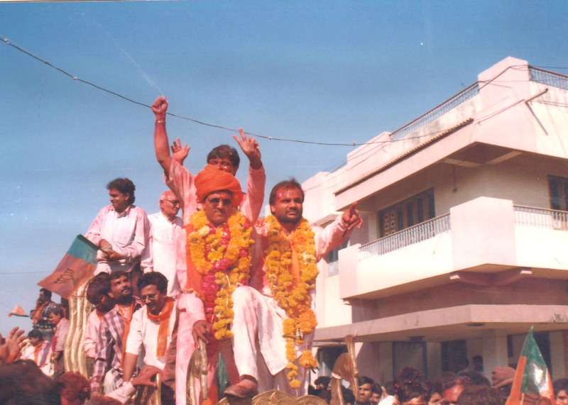मनसुख मंडाविया 2002 में गुजरात राज्य विधानसभा चुनाव जीतने के बाद