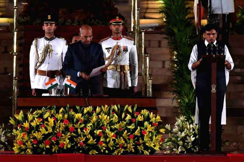 मनसुख मंडाविया ने नौवहन राज्य मंत्री (स्वतंत्र प्रभार) और रसायन और उर्वरक राज्य मंत्री के रूप में शपथ ली