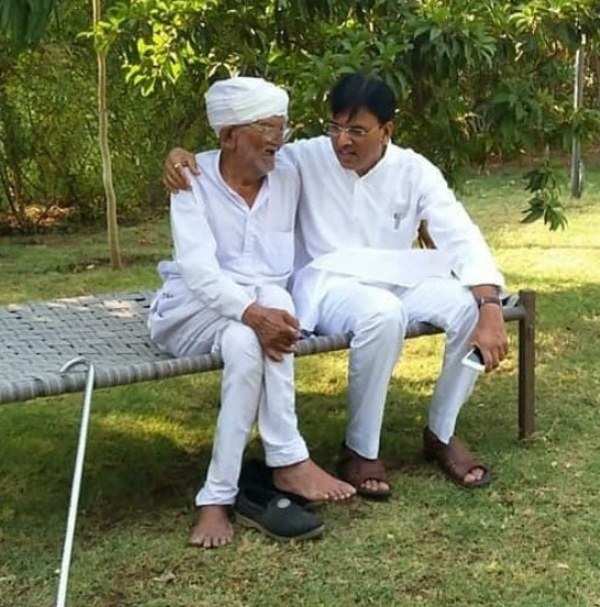 मनसुख मंडाविया अपने पिता के साथ