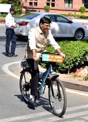 मनसुख मंडाविया 2019 में शपथ ग्रहण समारोह के लिए साइकिल से संसद पहुंचे